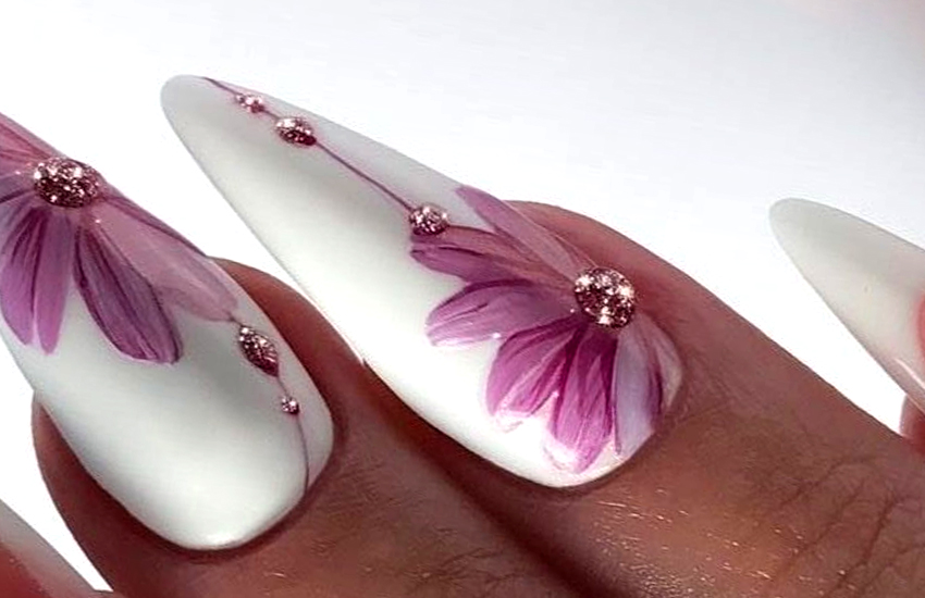 Műköröm díszítése akril festékek használatával