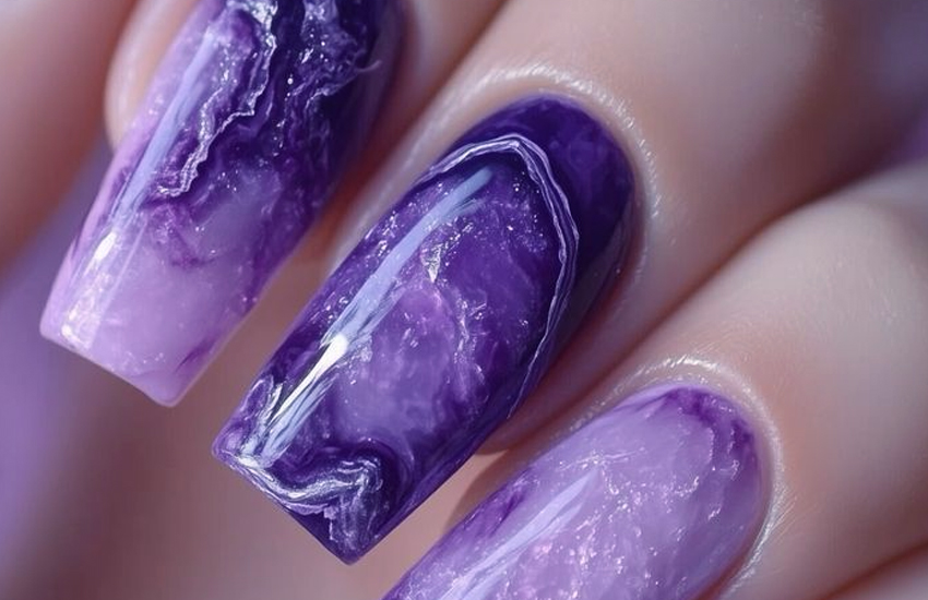 Türkiz és lila színekből készült zselés műköröm