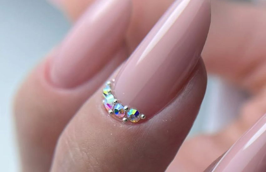 műköröm kövekkel